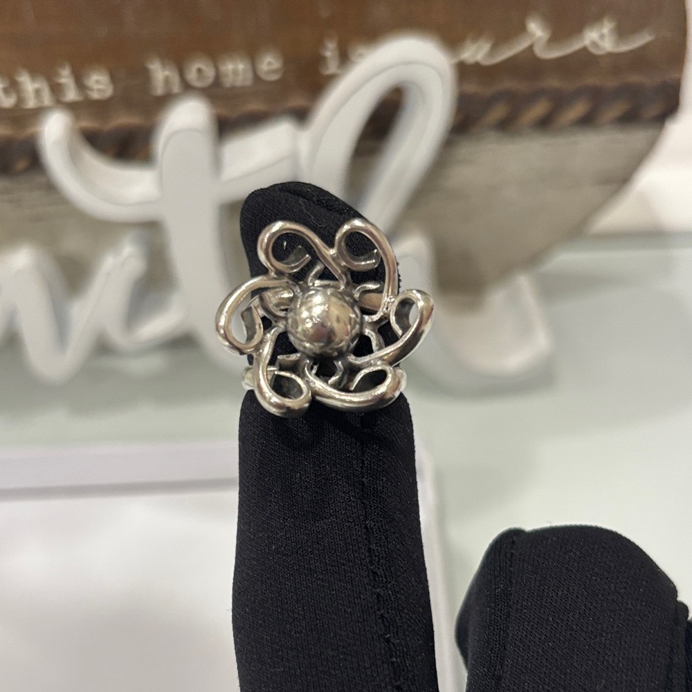 Elegant Silver Floral Ring